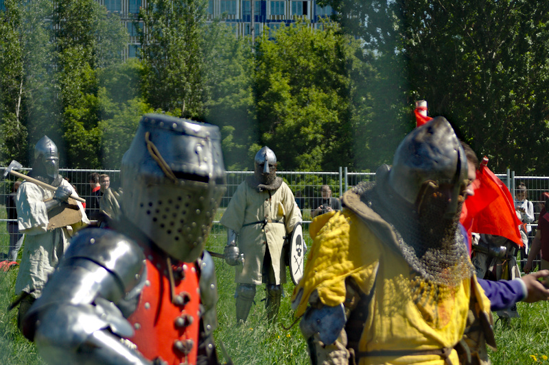 Смотрит на тебя как на